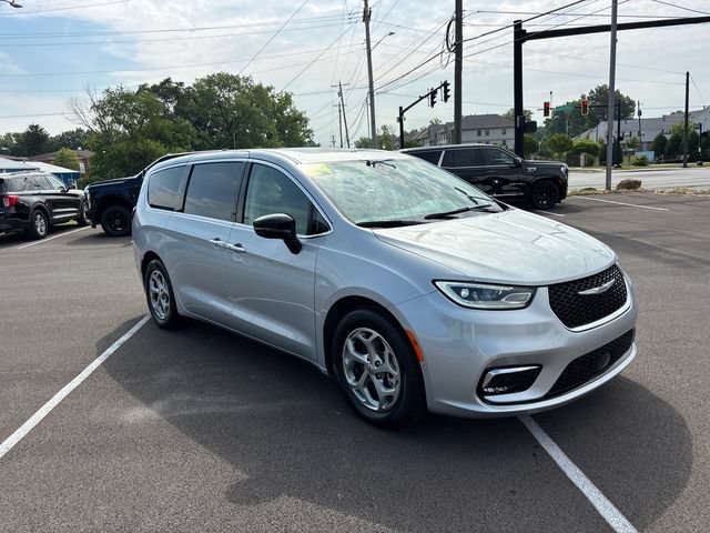 Used 2024 Chrysler Pacifica Limited FWD image 2
