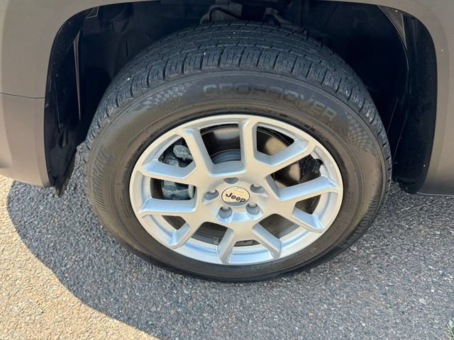 Certified 2022 Jeep Renegade Latitude w/ Convenience Group AWD/4WD image 8