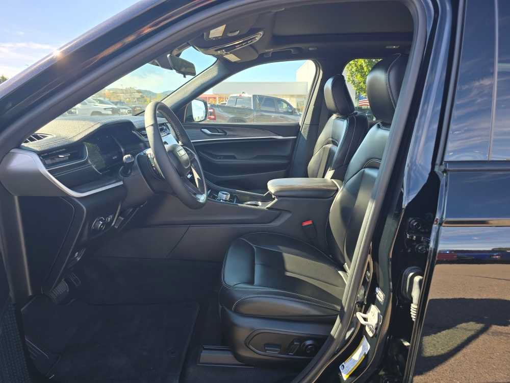 Used 2025 Jeep Grand Cherokee Limited w/ Black Appearance Package AWD/4WD image 9