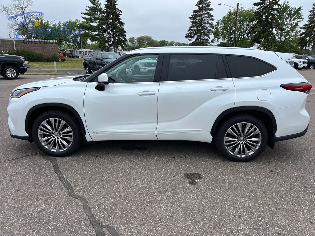 Used 2022 Toyota Highlander Platinum AWD/4WD image 2