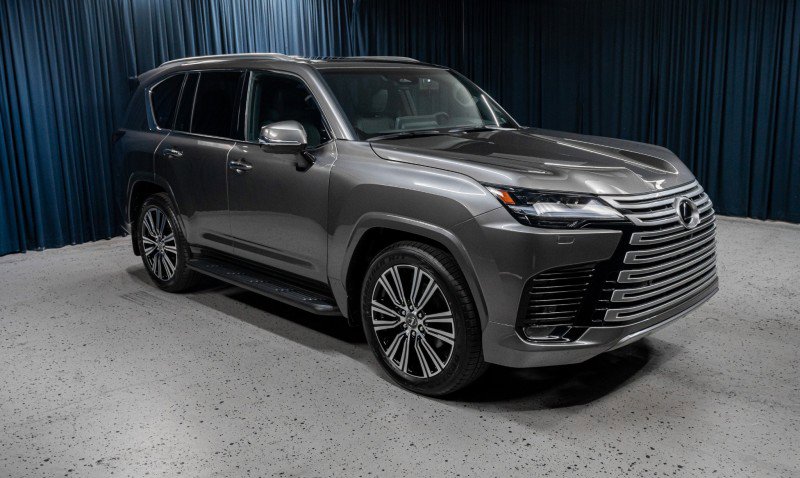 Used 2026 Lexus LX 600 4WD w/ Luxury Package image 3