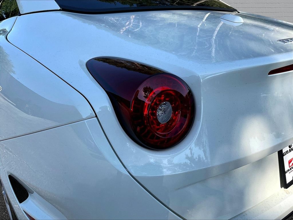 Used 2016 Ferrari California T RWD image 18