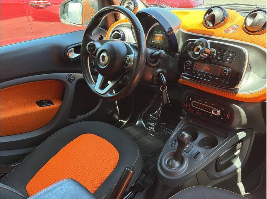 Used 2016 smart fortwo pure RWD image 4