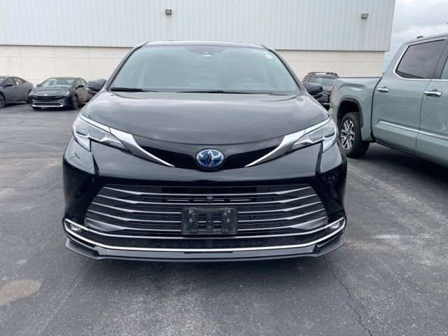 Certified 2021 Toyota Sienna Platinum AWD/4WD image 2