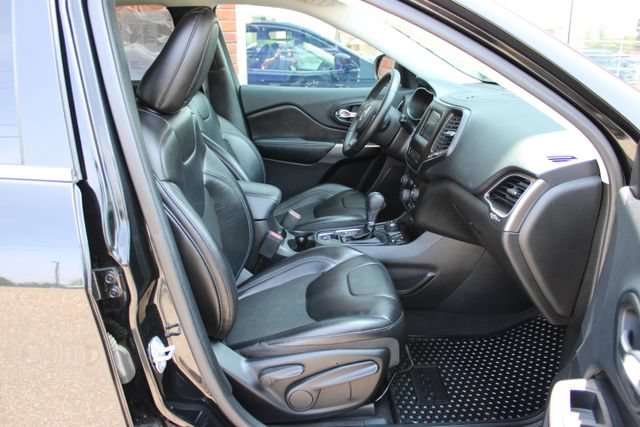 Used 2019 Jeep Cherokee Latitude Plus w/ Cold Weather Group AWD/4WD image 44