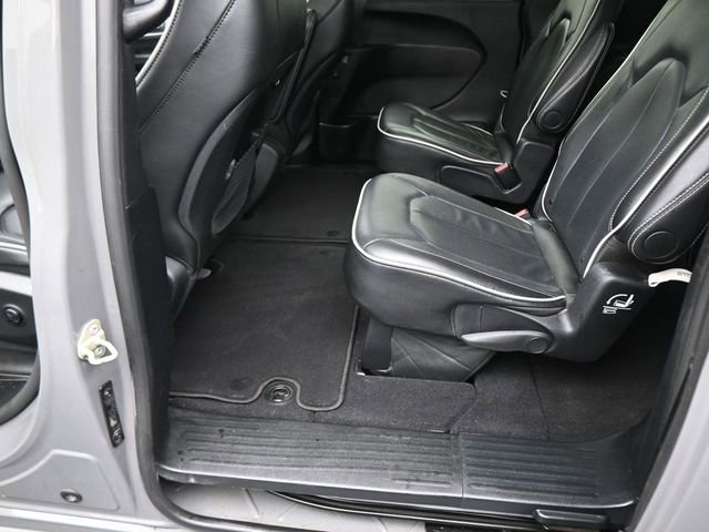 Used 2025 Chrysler Pacifica Limited image 16