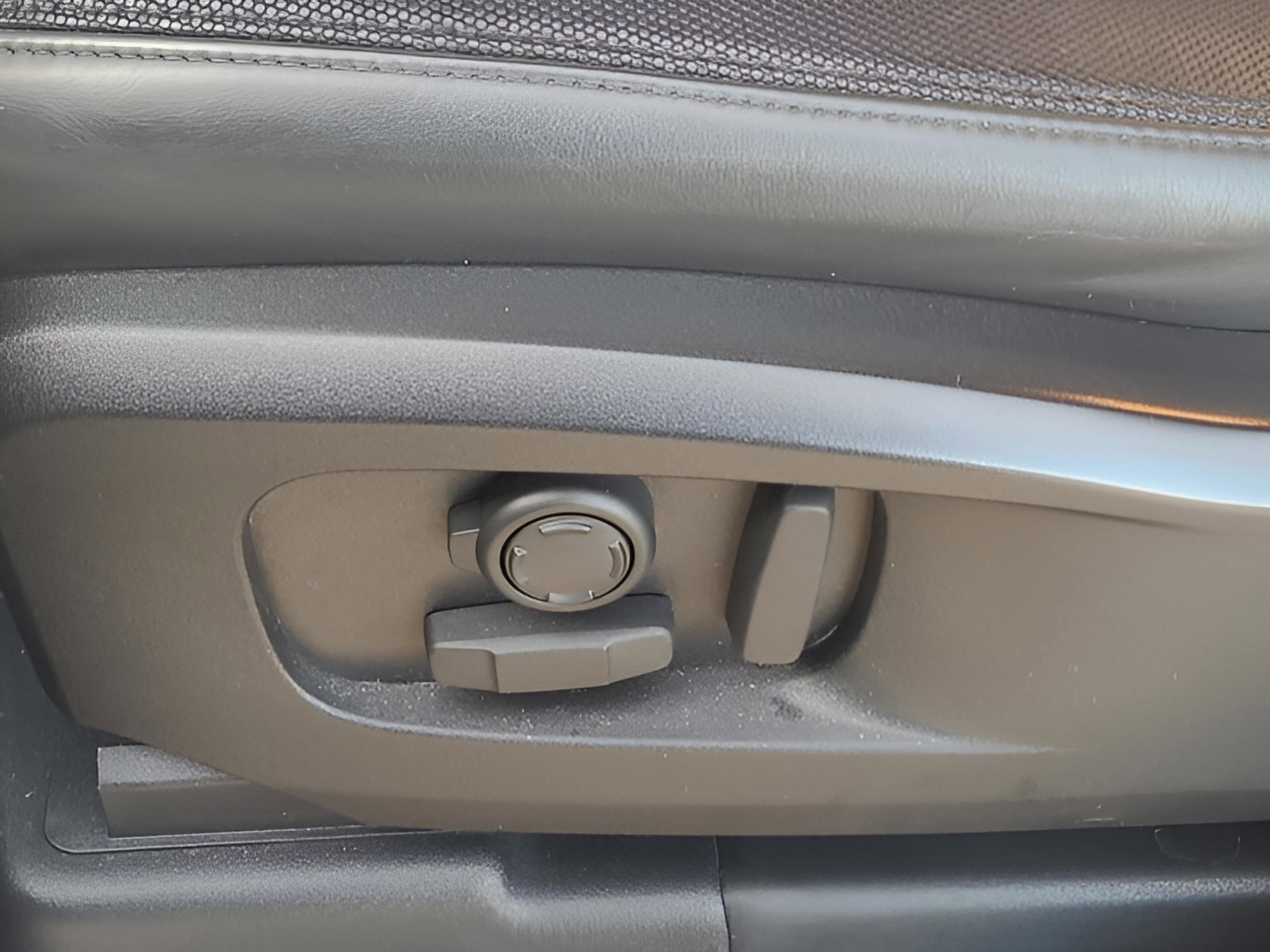 Used 2023 Land Rover Defender 110 X-Dynamic SE image 15