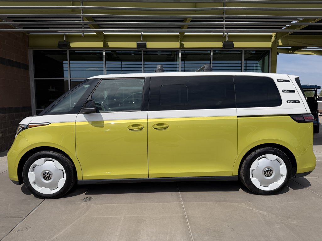 Used 2025 Volkswagen ID. Buzz 1st Edition RWD image 7