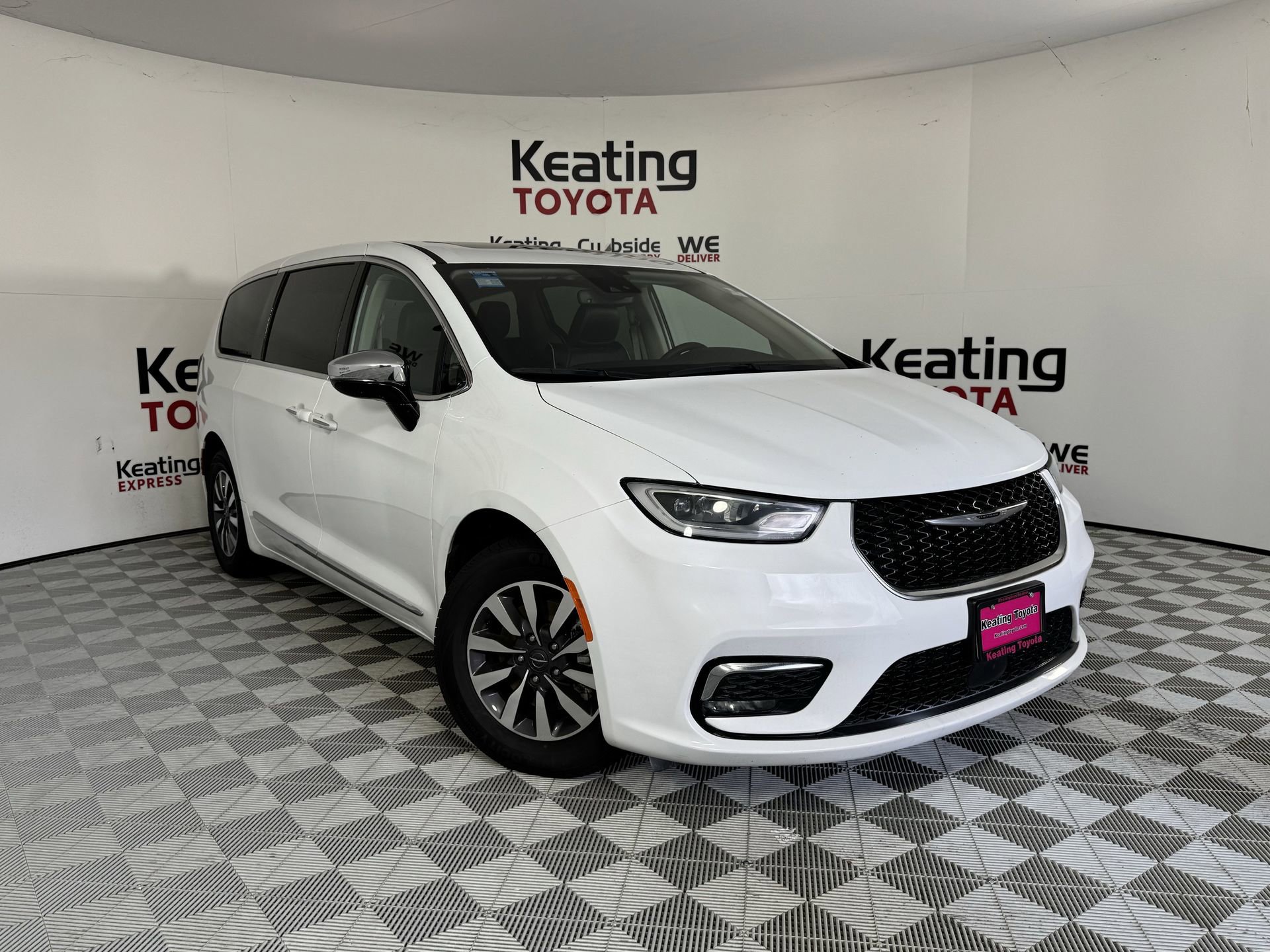 Used 2023 Chrysler Pacifica Limited FWD image 3