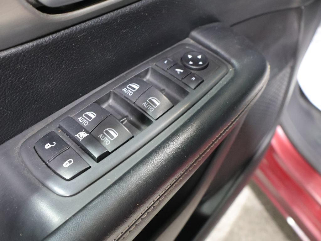 Used 2021 Chrysler Pacifica Limited w/ Uconnect Theater Family Group FWD image 14