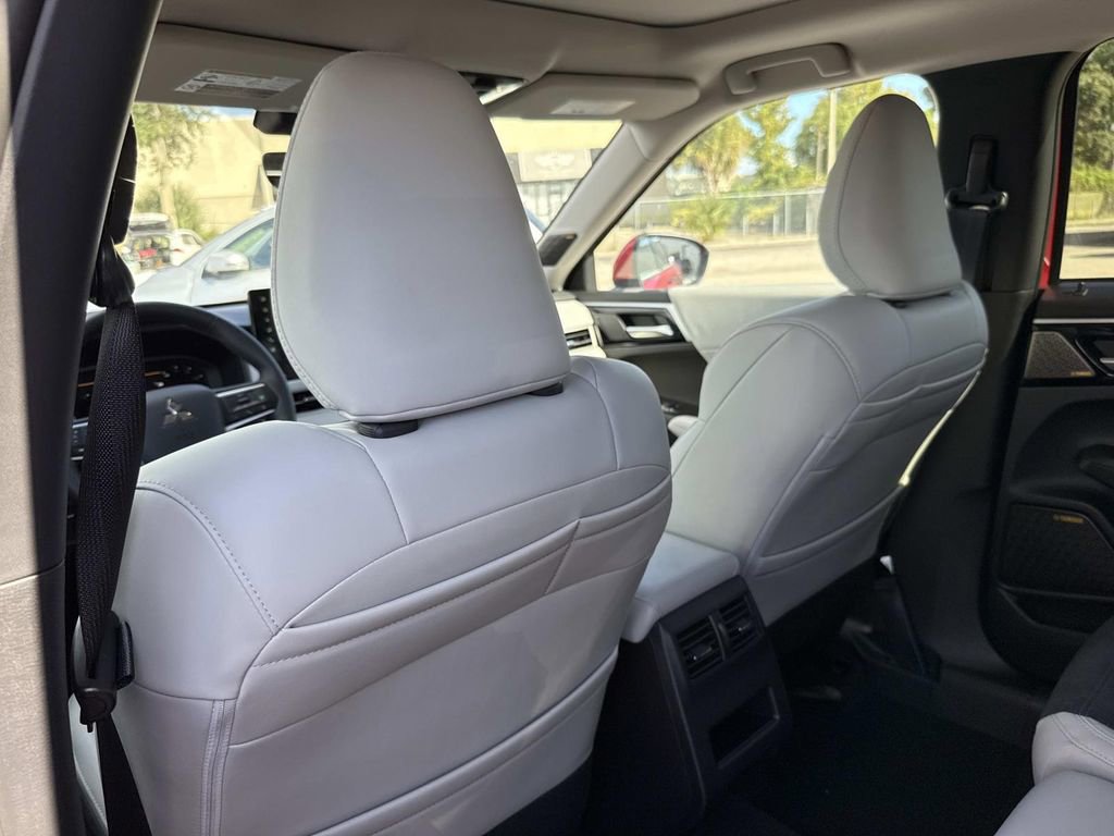 New 2025 Mitsubishi Outlander SE image 12