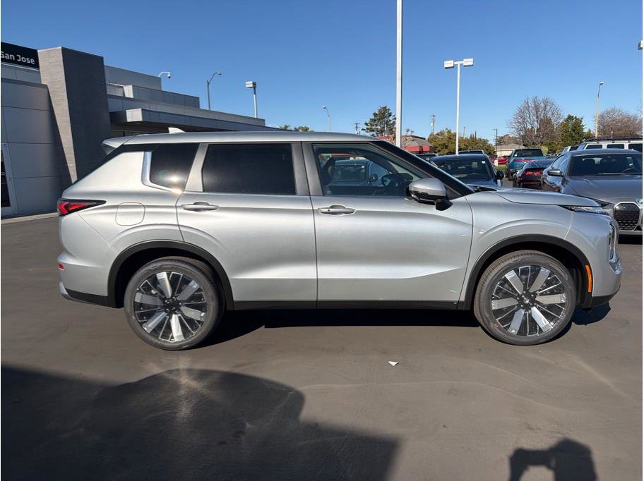 New 2026 Mitsubishi Outlander LE image 4