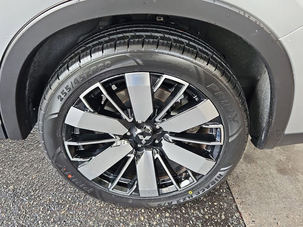 Used 2025 Mitsubishi Outlander AWD image 32