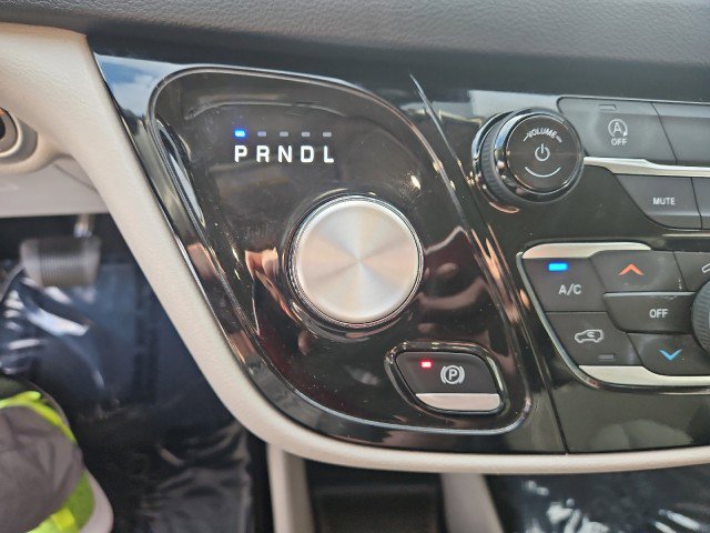 Used 2023 Chrysler Voyager LX image 16