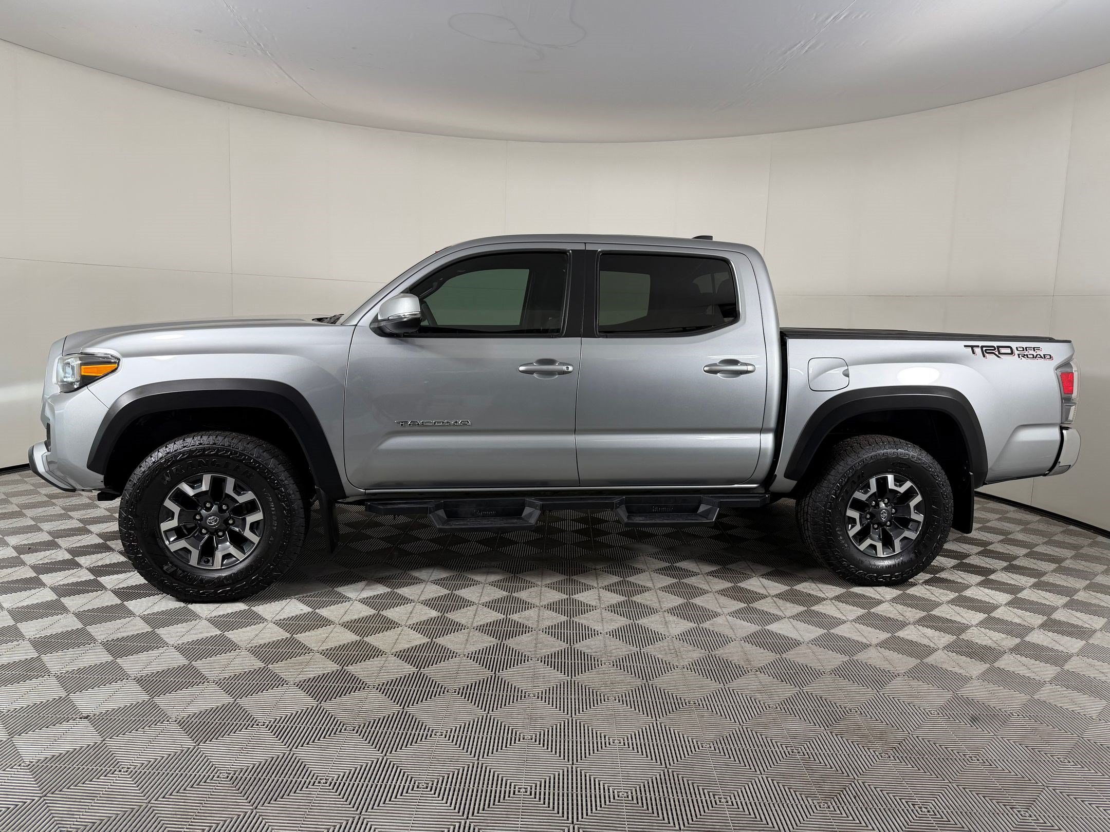 Used 2022 Toyota Tacoma TRD Off-Road RWD image 2
