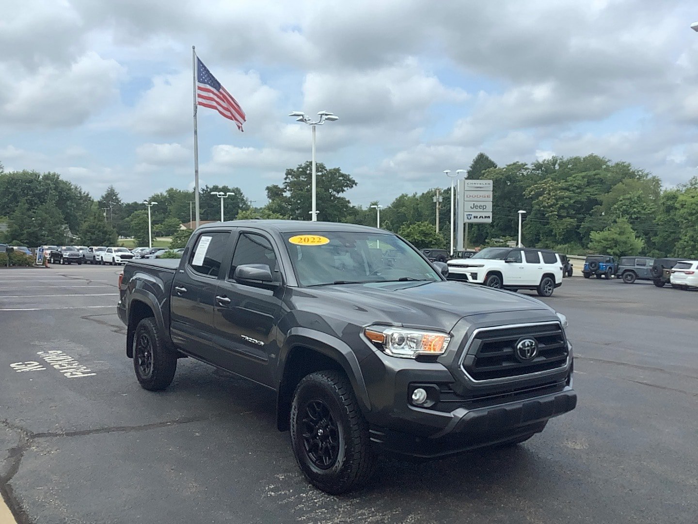 Used 2022 Toyota Tacoma SR5 AWD/4WD image 3