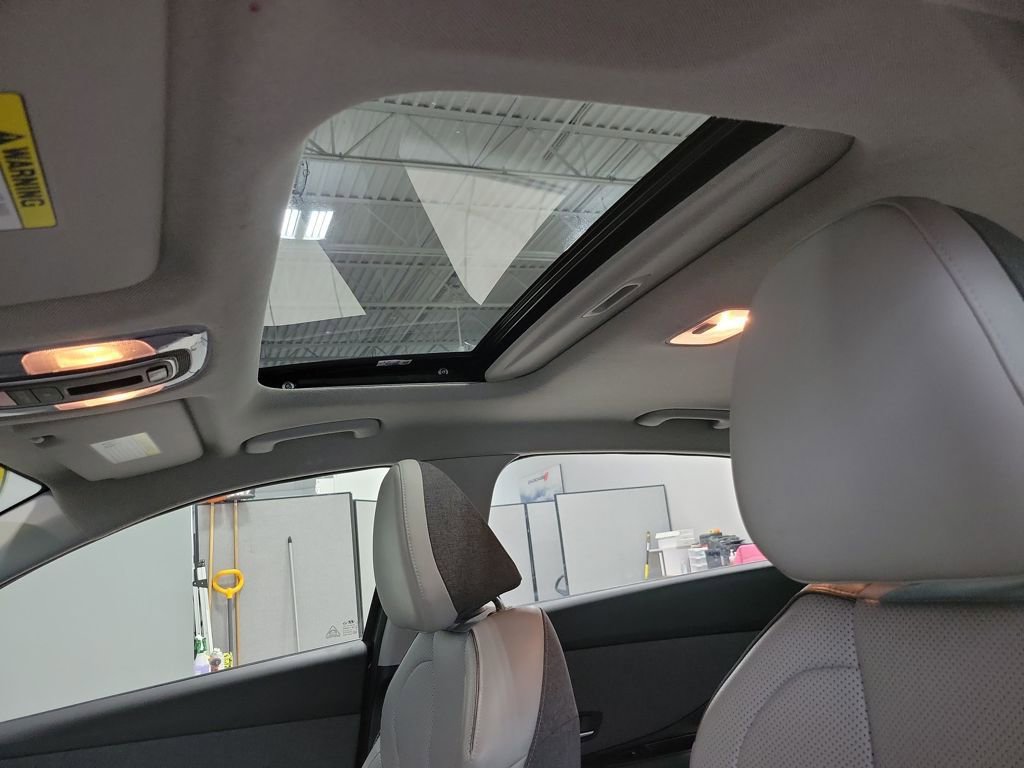 Used 2024 Hyundai Elantra Limited image 28