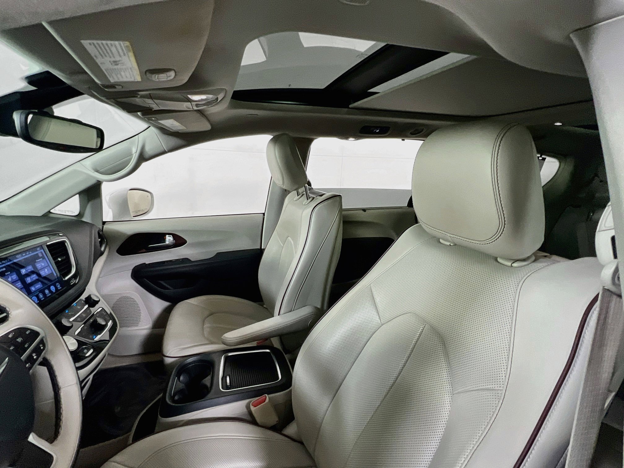 Used 2017 Chrysler Pacifica Limited w/ UConnect Theater Package FWD image 22