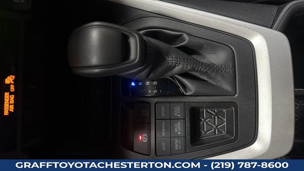 Used 2022 Toyota RAV4 LE AWD/4WD image 17