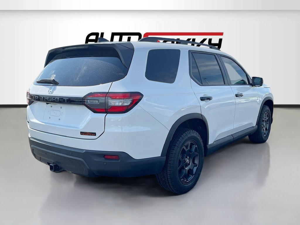 Used 2025 Honda Pilot TrailSport image 7