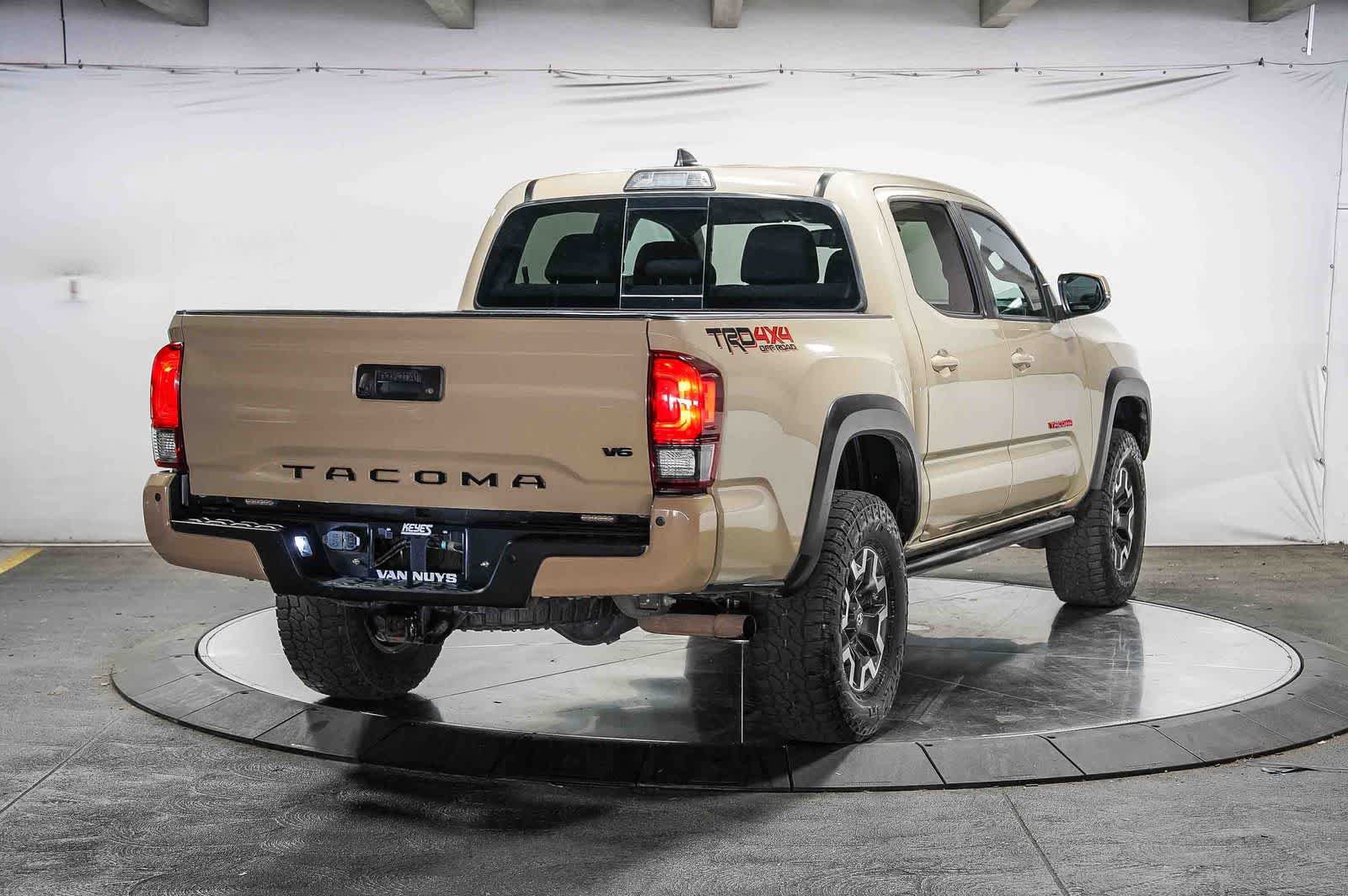 Used 2019 Toyota Tacoma TRD Off-Road w/ Technology Package AWD/4WD image 4