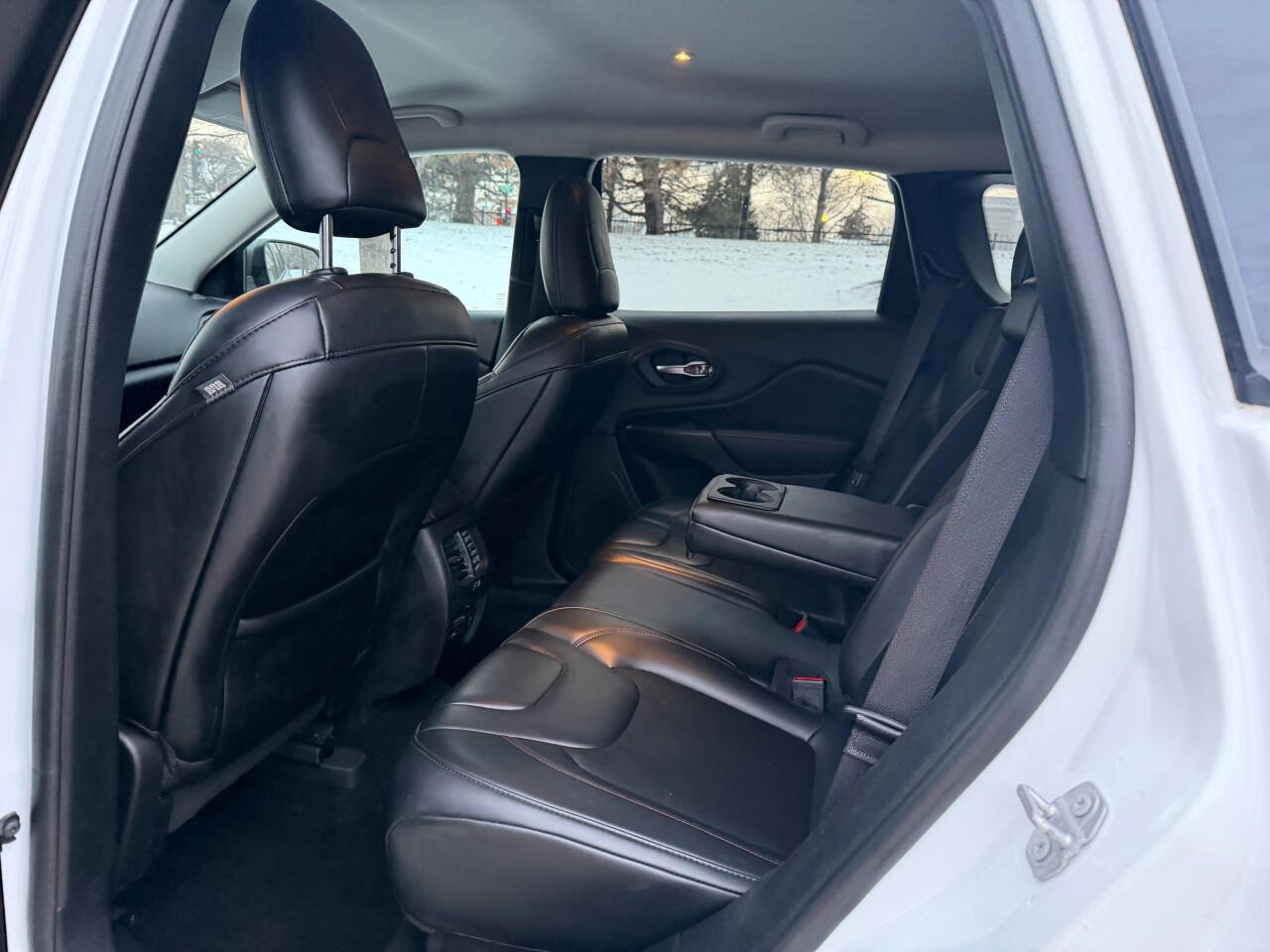 Used 2020 Jeep Cherokee Trailhawk AWD/4WD image 8