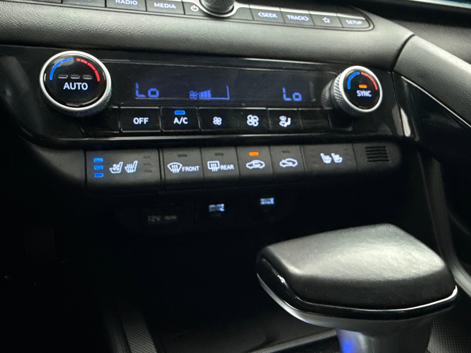 Used 2023 Hyundai Elantra Limited image 30