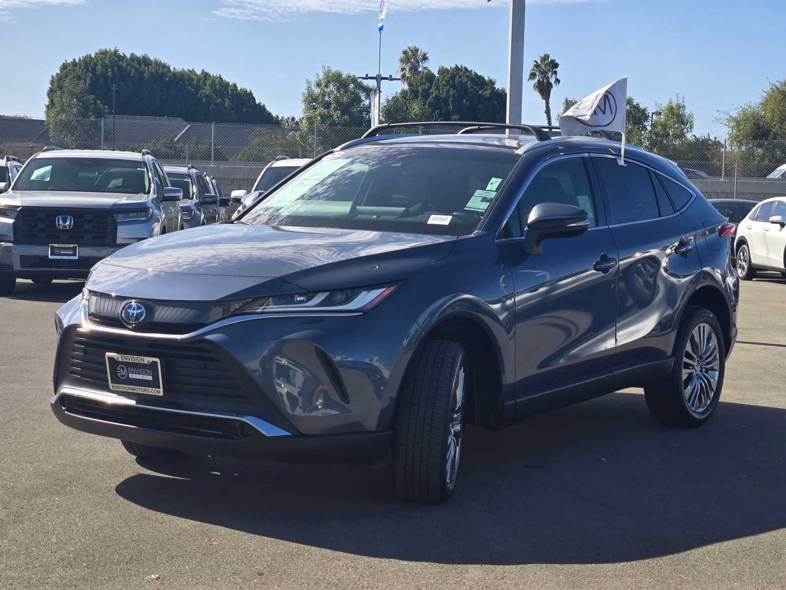 Used 2022 Toyota Venza XLE AWD/4WD image 3