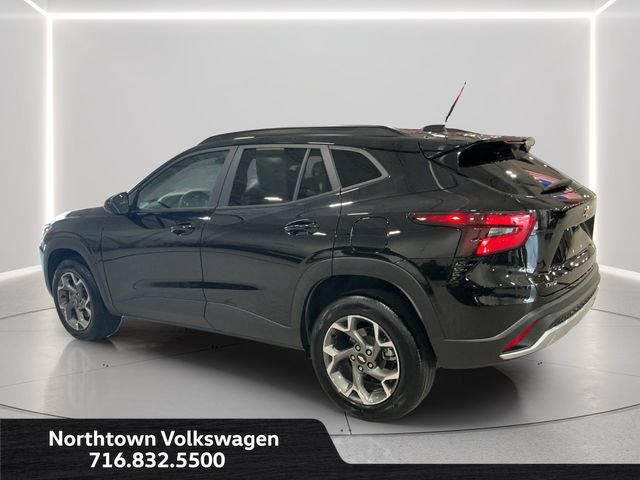 Used 2025 Chevrolet Trax LT w/ LT Convenience Package FWD image 3