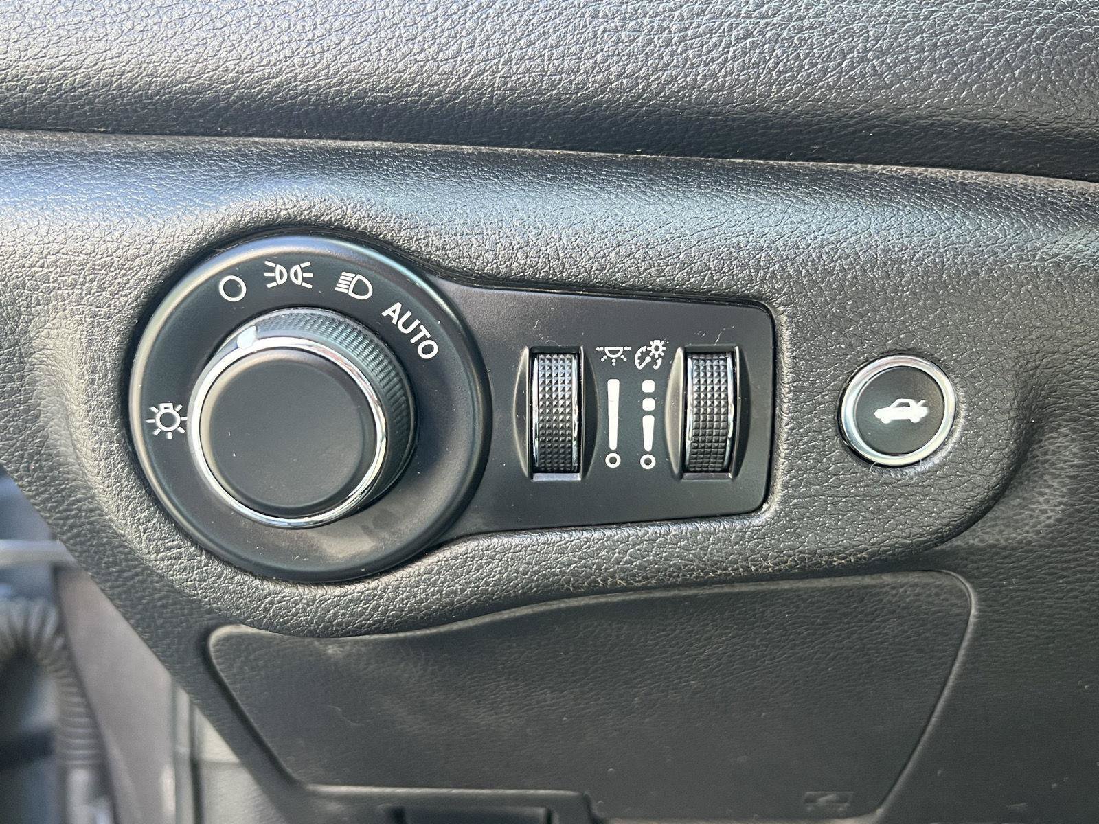 Used 2015 Chrysler 200 Limited w/ Convenience Group FWD image 28