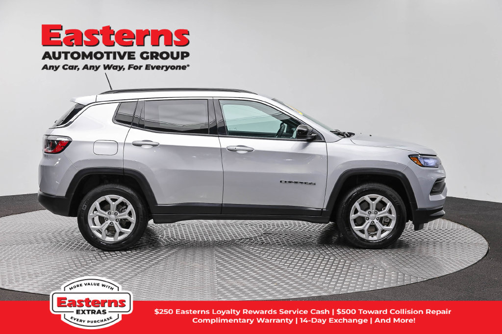 Used 2024 Jeep Compass Latitude AWD/4WD image 5