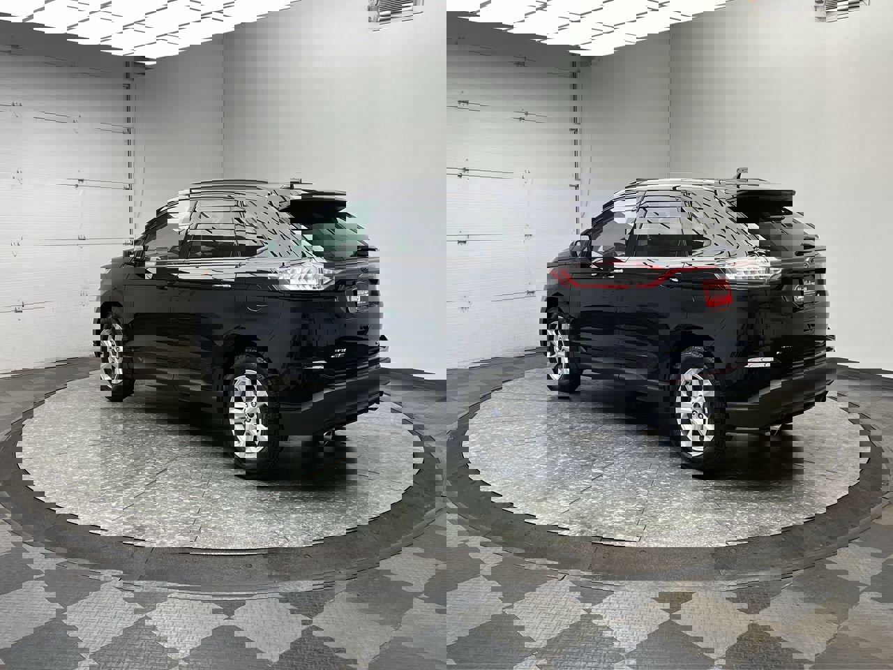 Used 2018 Ford Edge SE image 2