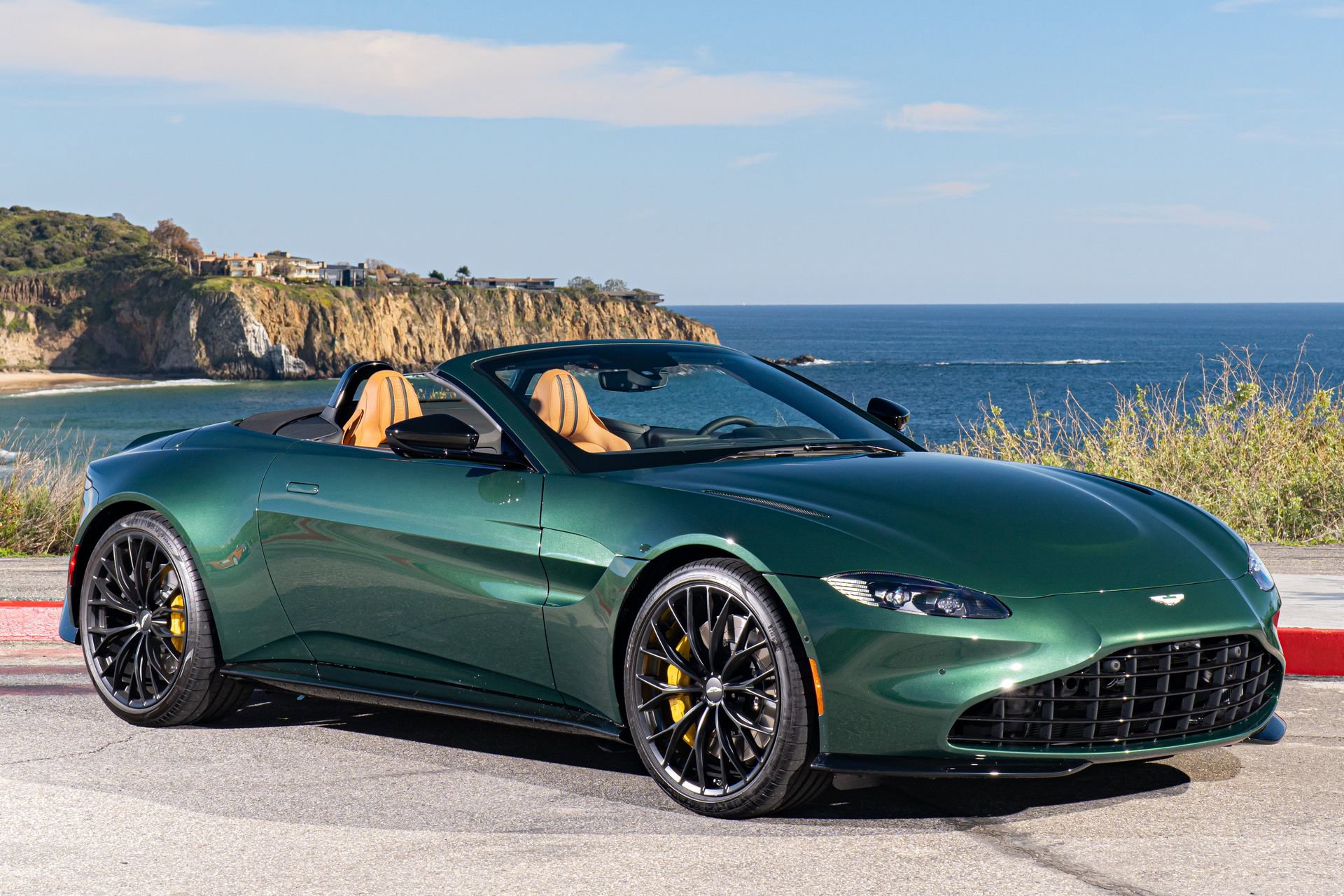 Used 2023 Aston Martin V8 Vantage Roadster RWD image 2