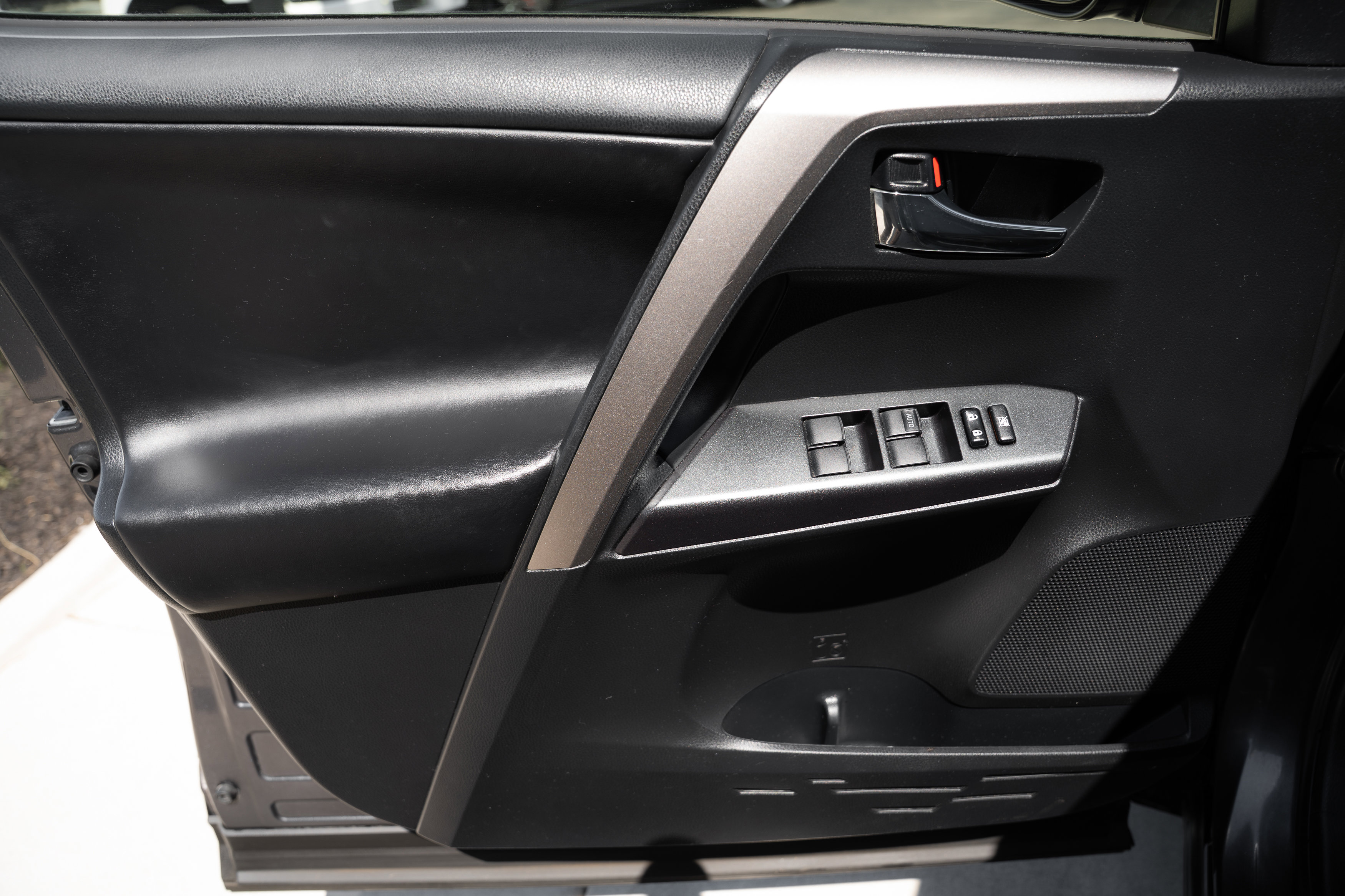 Used 2018 Toyota RAV4 XLE AWD/4WD image 17