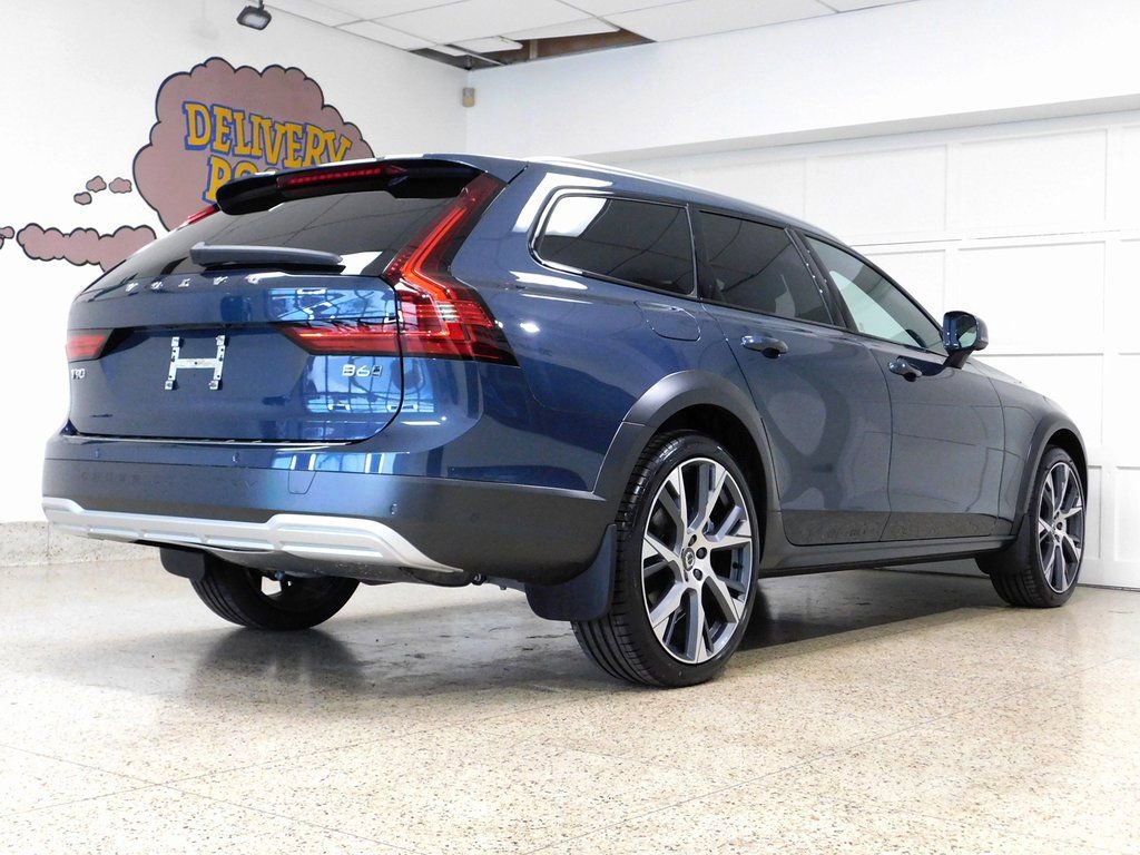 Used 2026 Volvo V90 B6 Cross Country Ultra image 4