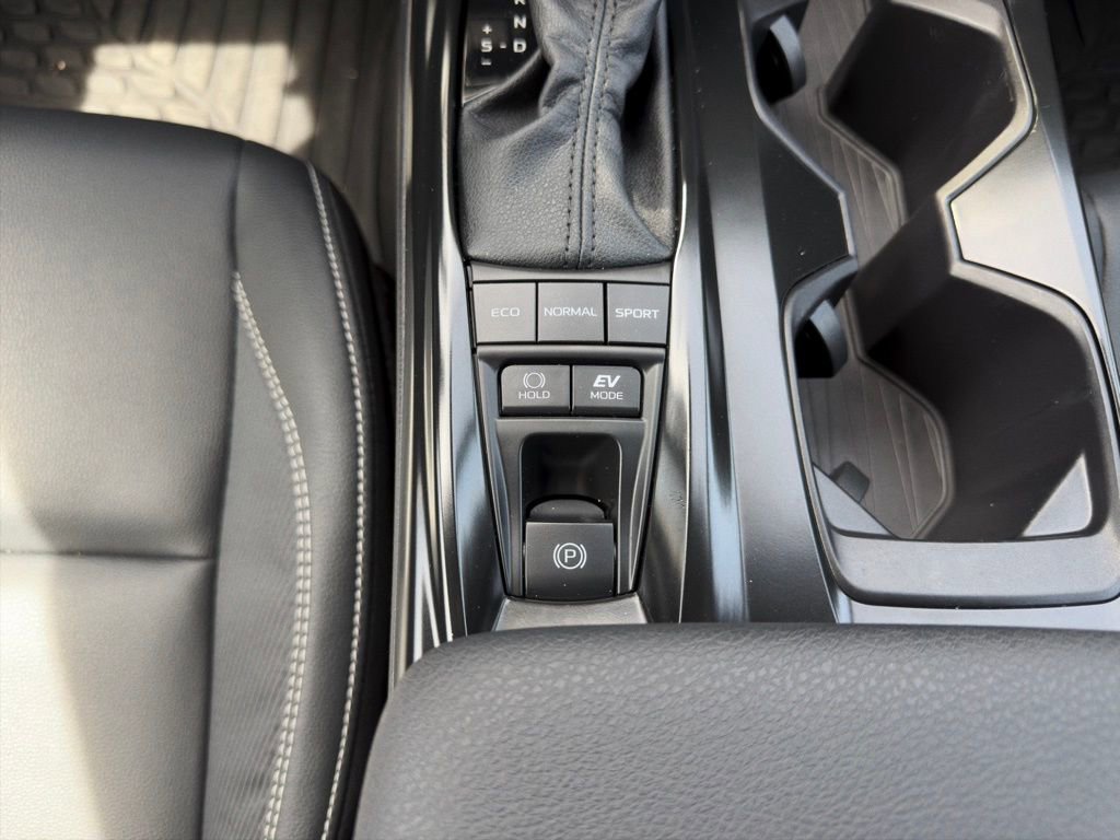 Used 2025 Toyota Camry SE w/ Convenience Package AWD/4WD image 4