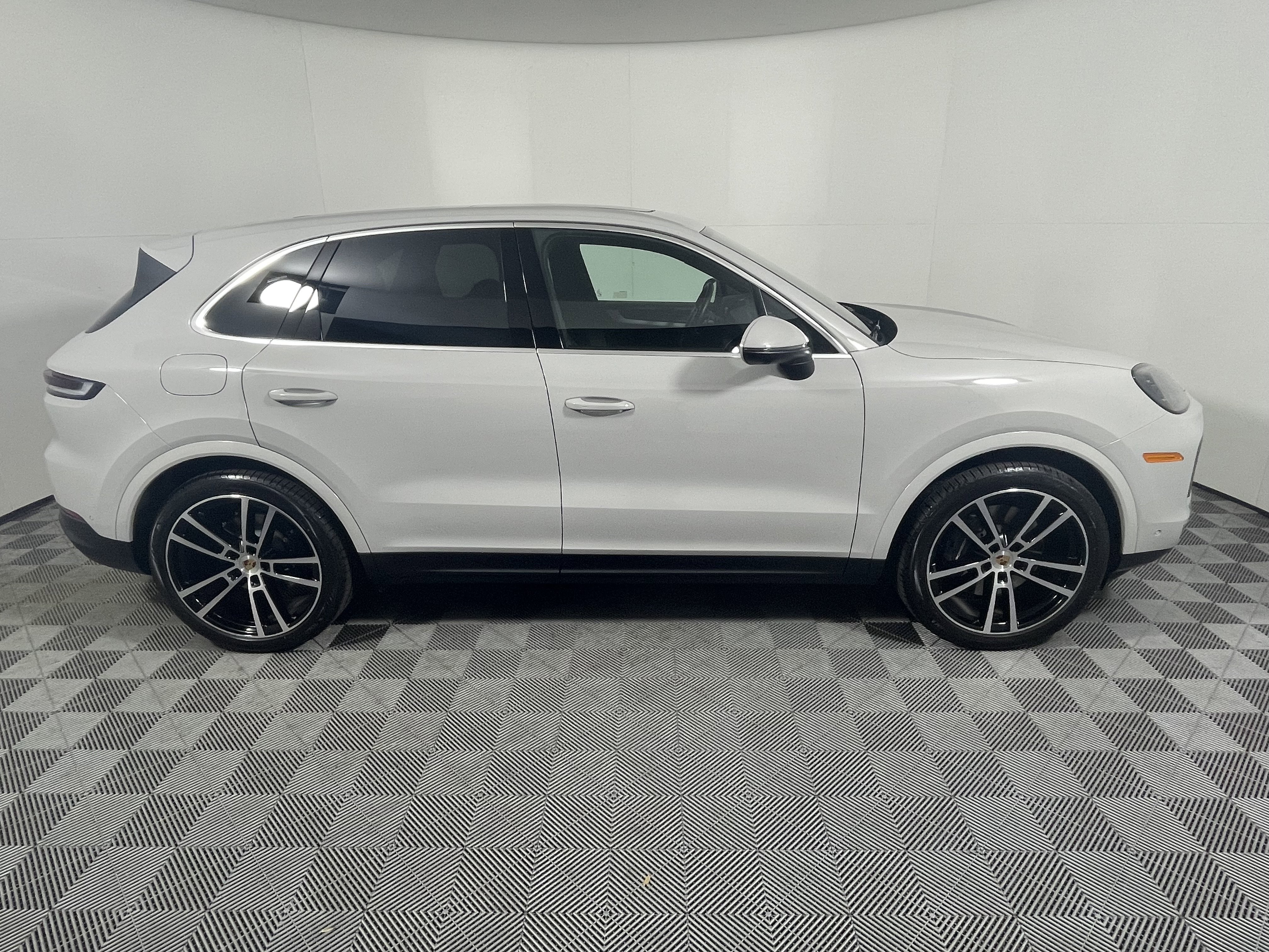Used 2025 Porsche Cayenne image 8