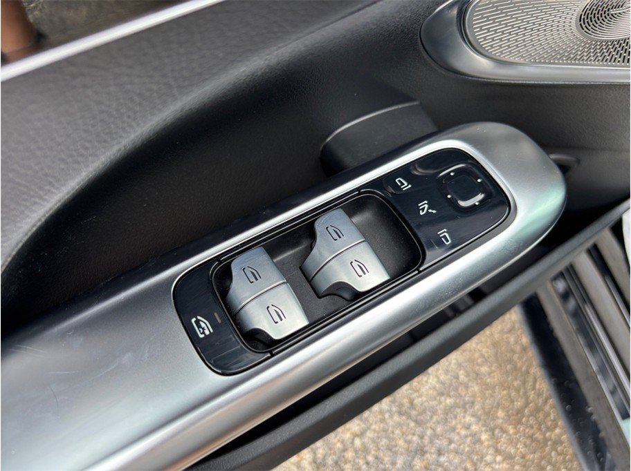 Used 2024 Mercedes-Benz C 300 Sedan image 25