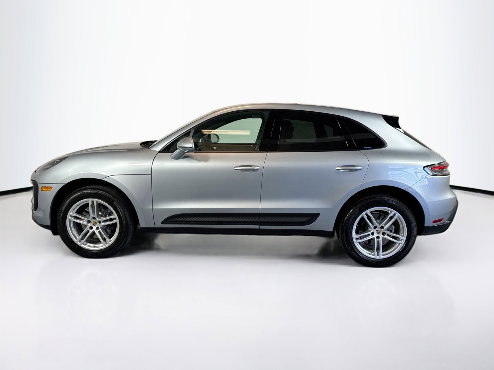 Used 2025 Porsche Macan Turbo AWD/4WD image 2
