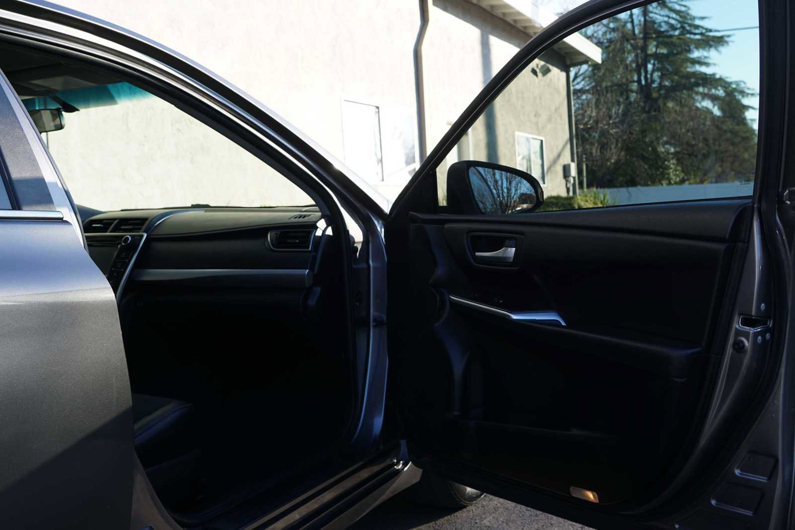 Used 2017 Toyota Camry SE w/ Moonroof Package image 33