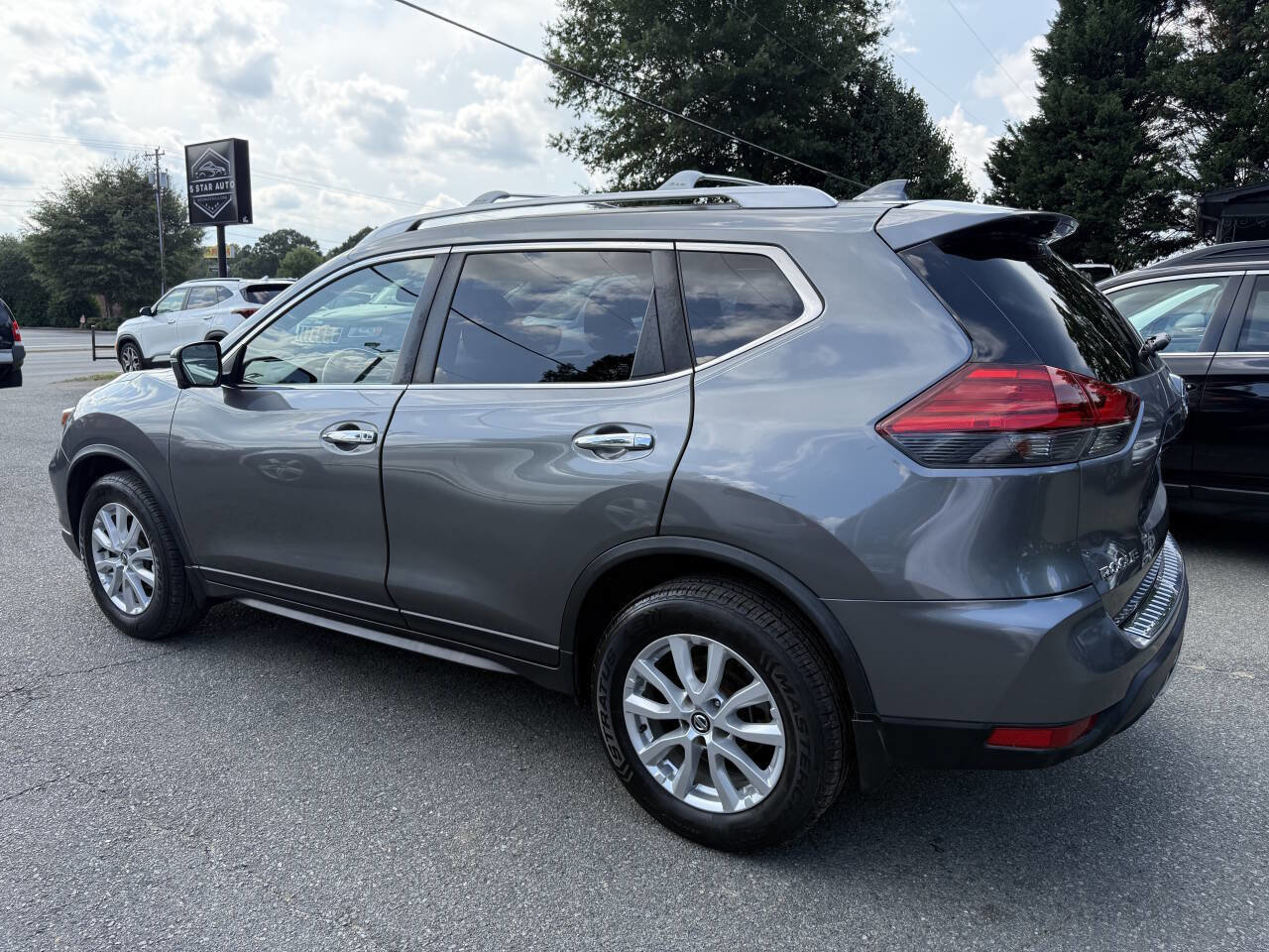 Used 2017 Nissan Rogue SV w/ SV Premium Package image 7