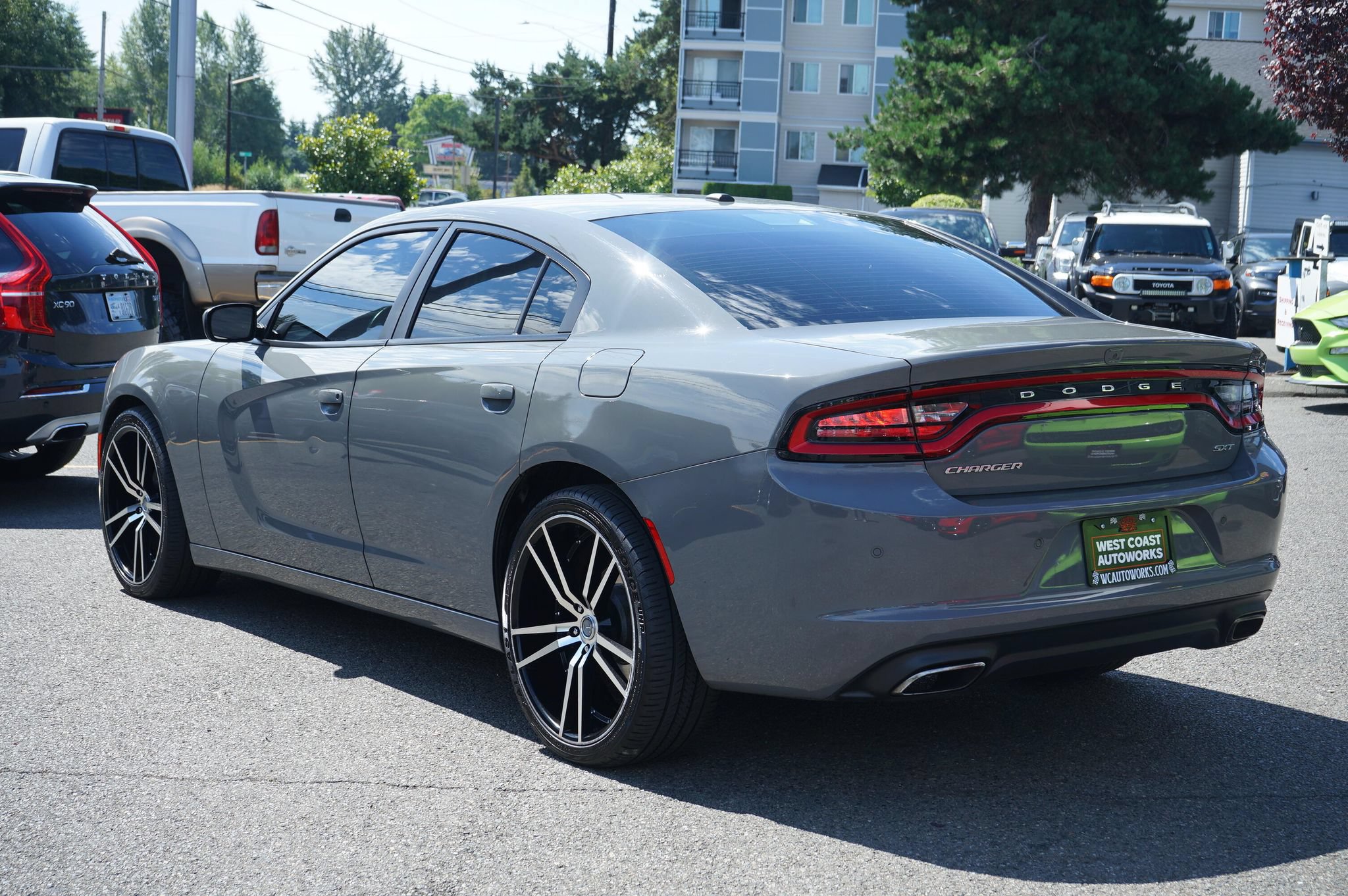 Used 2018 Dodge Charger SXT RWD image 3