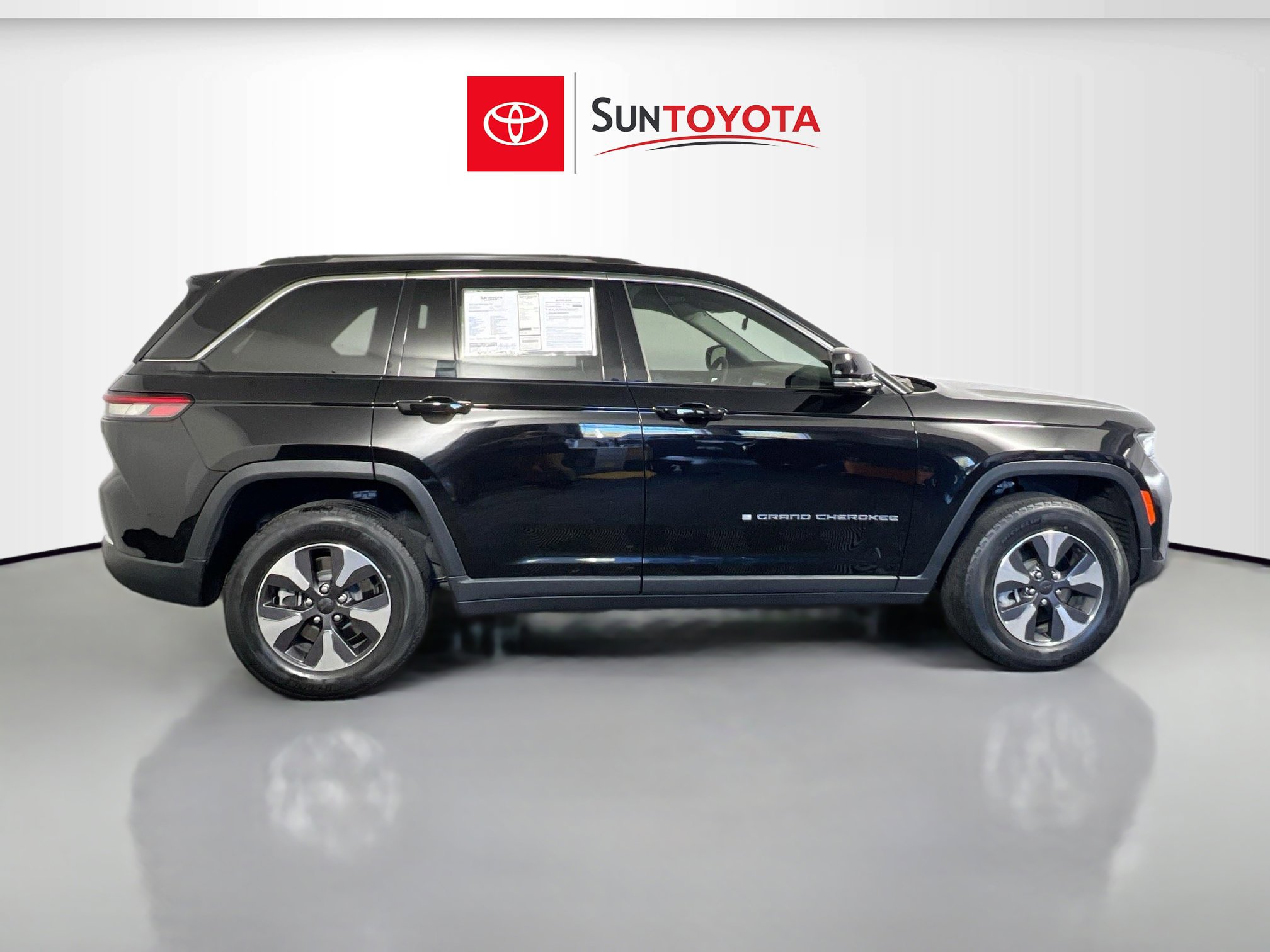 Used 2022 Jeep Grand Cherokee Limited 4xe image 2