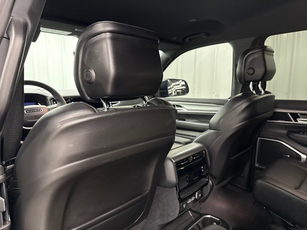 Used 2025 Jeep Wagoneer Series II AWD/4WD image 13