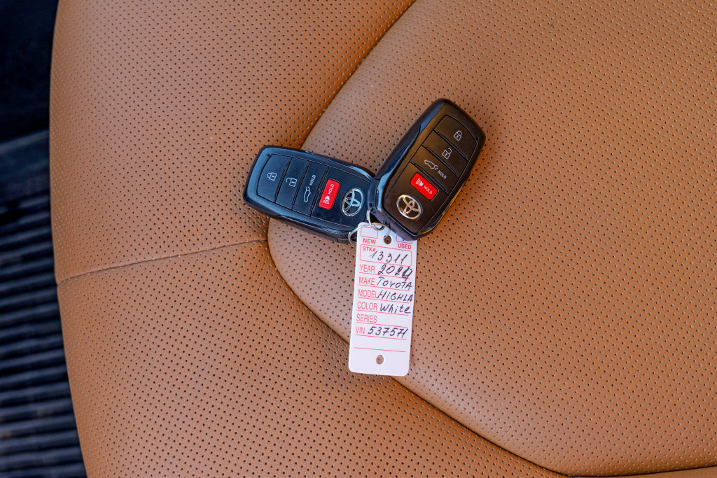 Used 2024 Toyota Highlander Platinum AWD/4WD image 64
