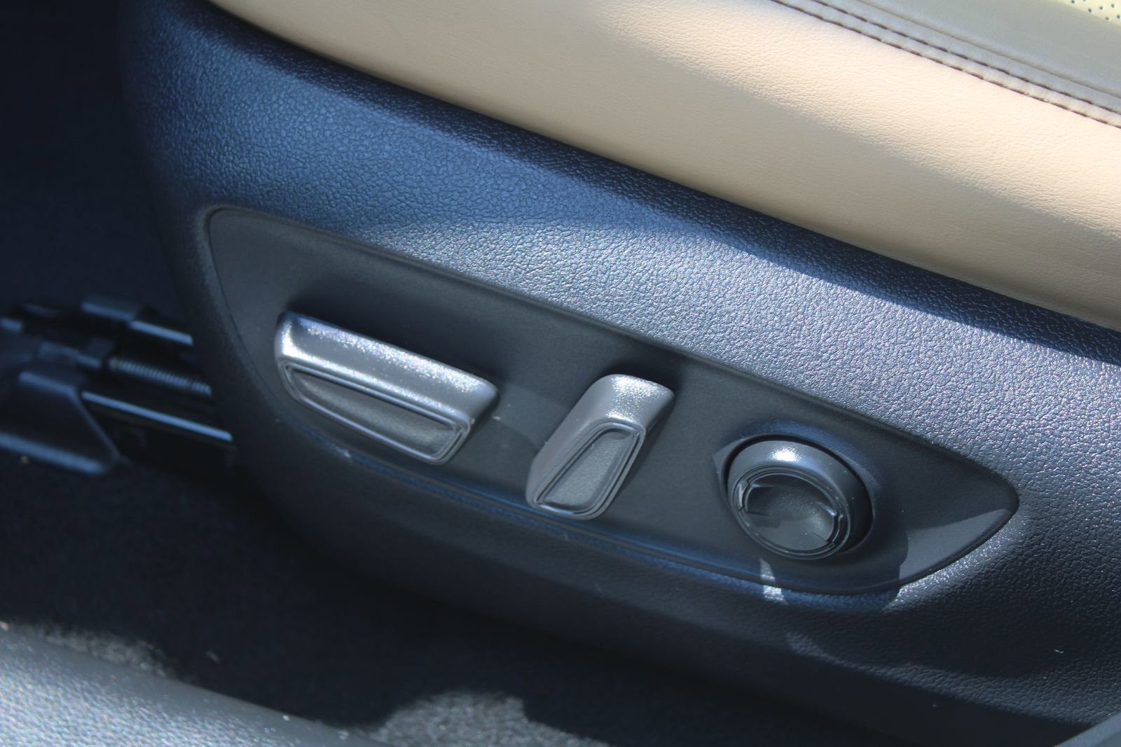 Used 2022 Toyota RAV4 Limited AWD/4WD image 24