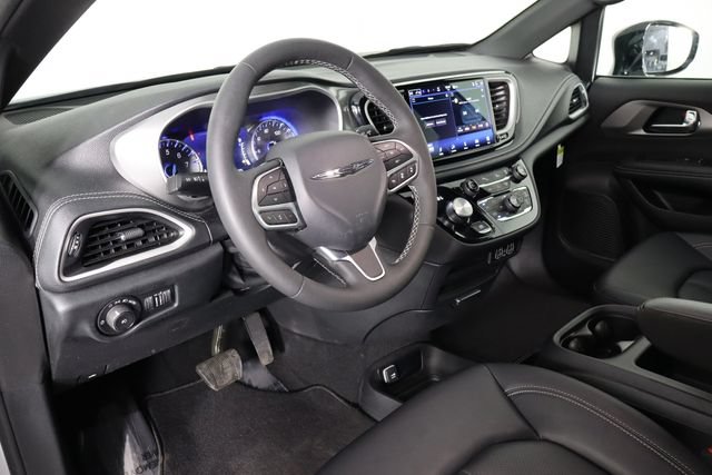 Used 2025 Chrysler Pacifica Select AWD/4WD image 22