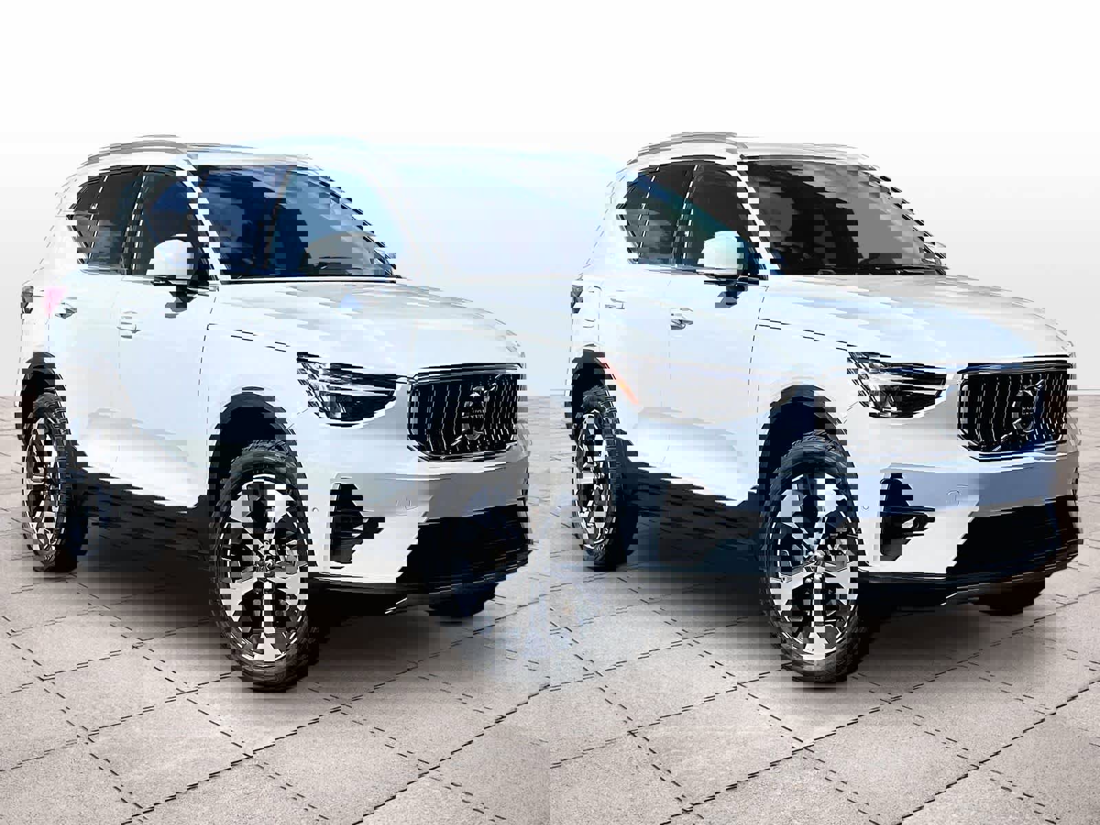 Used 2025 Volvo XC40 B5 Plus image 2