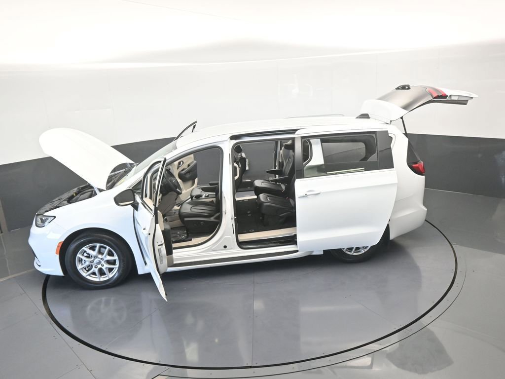 Used 2023 Chrysler Pacifica Touring-L image 67