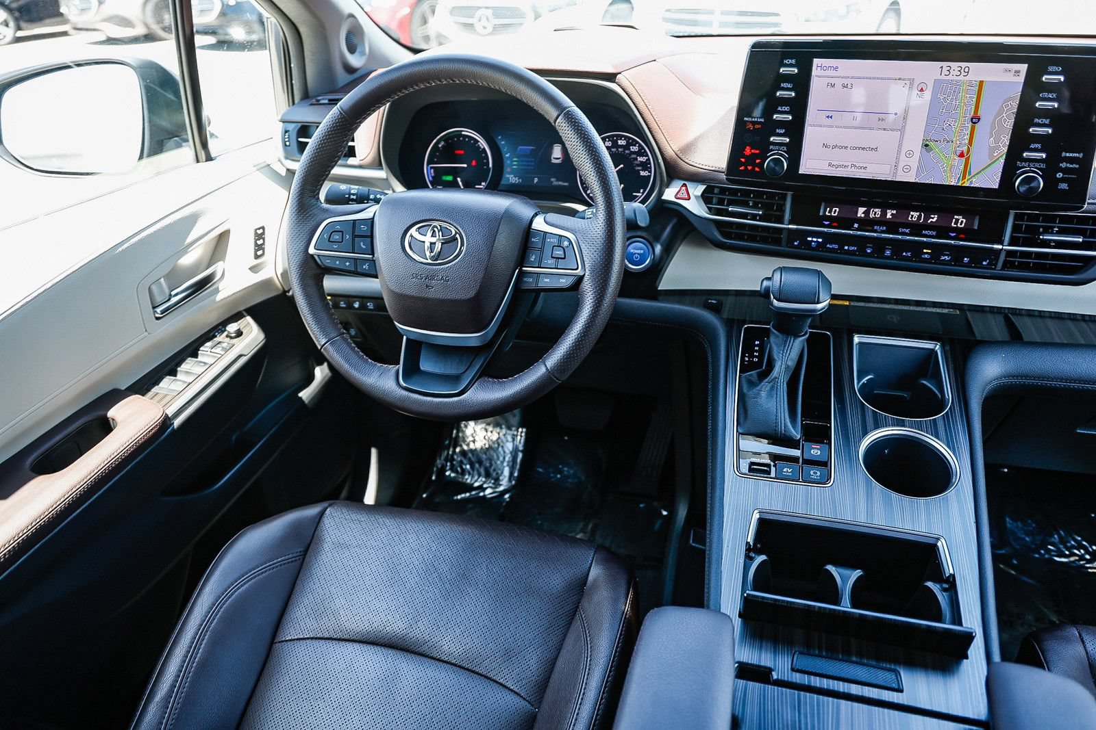 Used 2024 Toyota Sienna Platinum FWD image 14